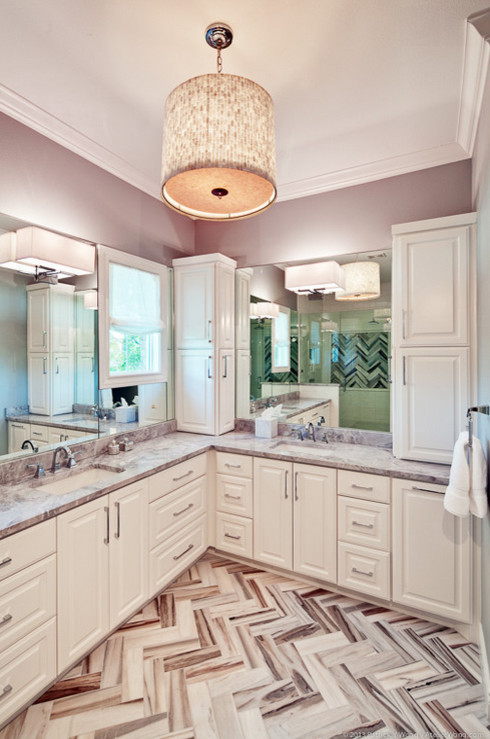 Mittelgroßes Modernes Badezimmer En Suite mit Unterbauwaschbecken, Schrankfronten im Shaker-Stil, weißen Schränken, Granit-Waschbecken/Waschtisch, rosa Fliesen und rosa Wandfarbe in Austin
