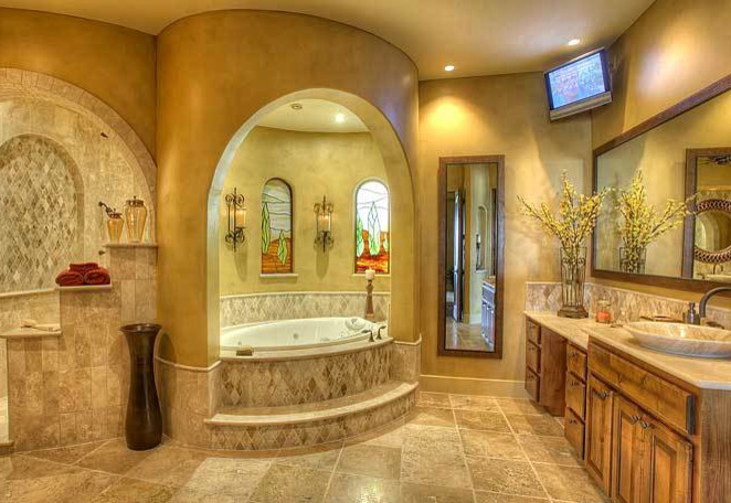 Modelo de cuarto de baño principal tradicional extra grande con lavabo encastrado, bañera encastrada, baldosas y/o azulejos marrones y paredes beige