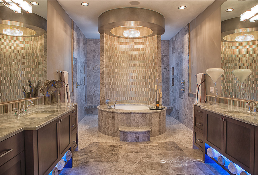 Cette image montre une salle de bain principale design en bois foncé avec un lavabo encastré, un placard à porte shaker, un plan de toilette en marbre, une baignoire indépendante et un sol en marbre.