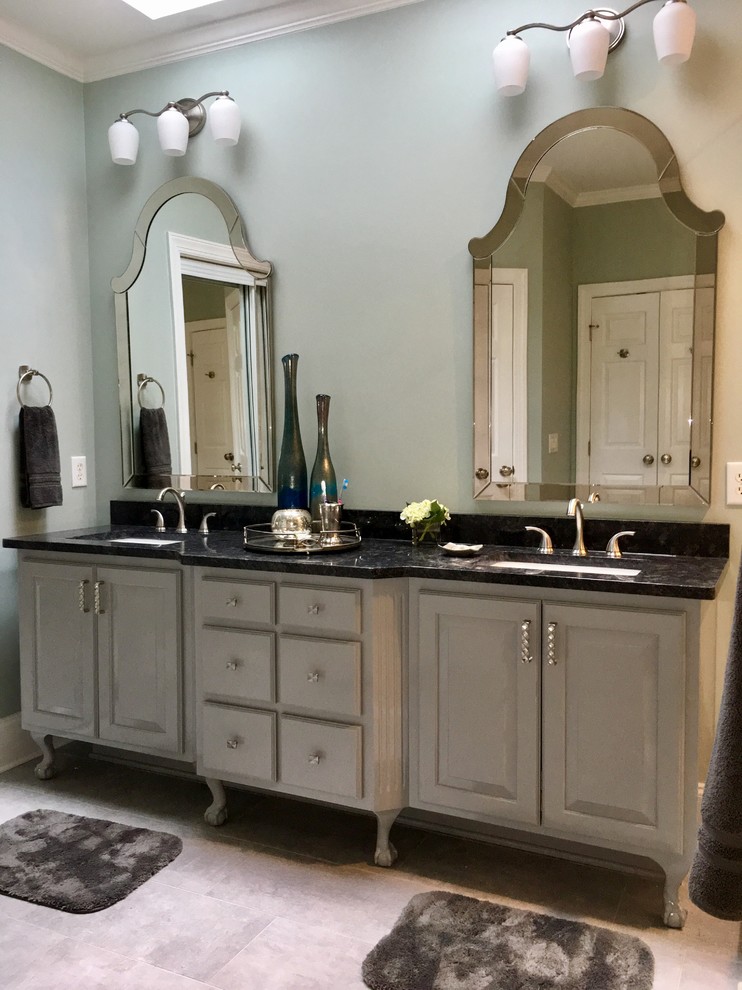 На фото: главная ванная комната среднего размера в стиле неоклассика (современная классика) с серыми фасадами, накладной ванной, раздельным унитазом, черно-белой плиткой, керамогранитной плиткой, серыми стенами, полом из керамогранита, врезной раковиной и столешницей из гранита