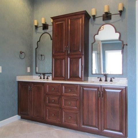 Idéer för ett stort klassiskt en-suite badrum, med ett undermonterad handfat, luckor med upphöjd panel, skåp i mörkt trä, granitbänkskiva, ett platsbyggt badkar, en hörndusch, grå kakel, glaskakel, blå väggar och klinkergolv i keramik