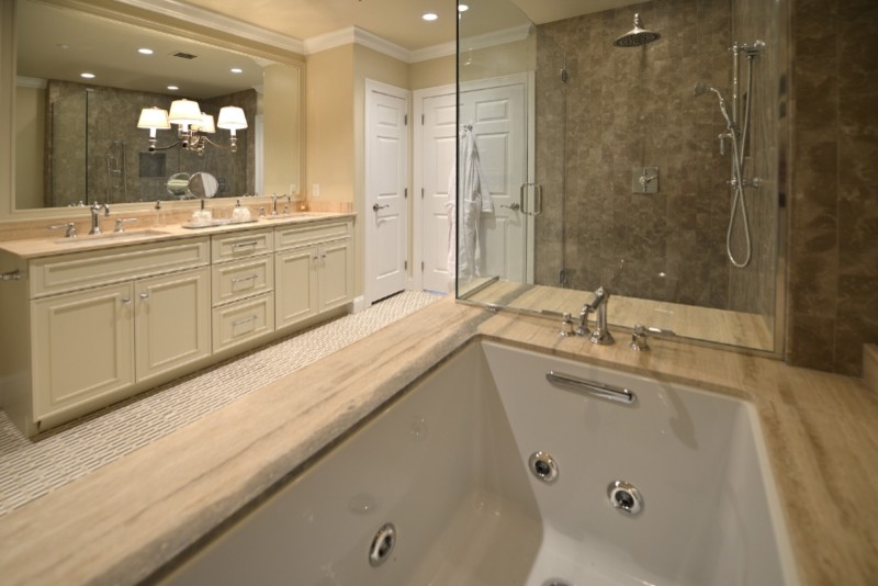 Idéer för ett mellanstort modernt en-suite badrum, med ett undermonterat badkar, en hörndusch, brun kakel, keramikplattor, beige väggar, ett undermonterad handfat, beiget golv, dusch med gångjärnsdörr, luckor med infälld panel, beige skåp och bänkskiva i kalksten