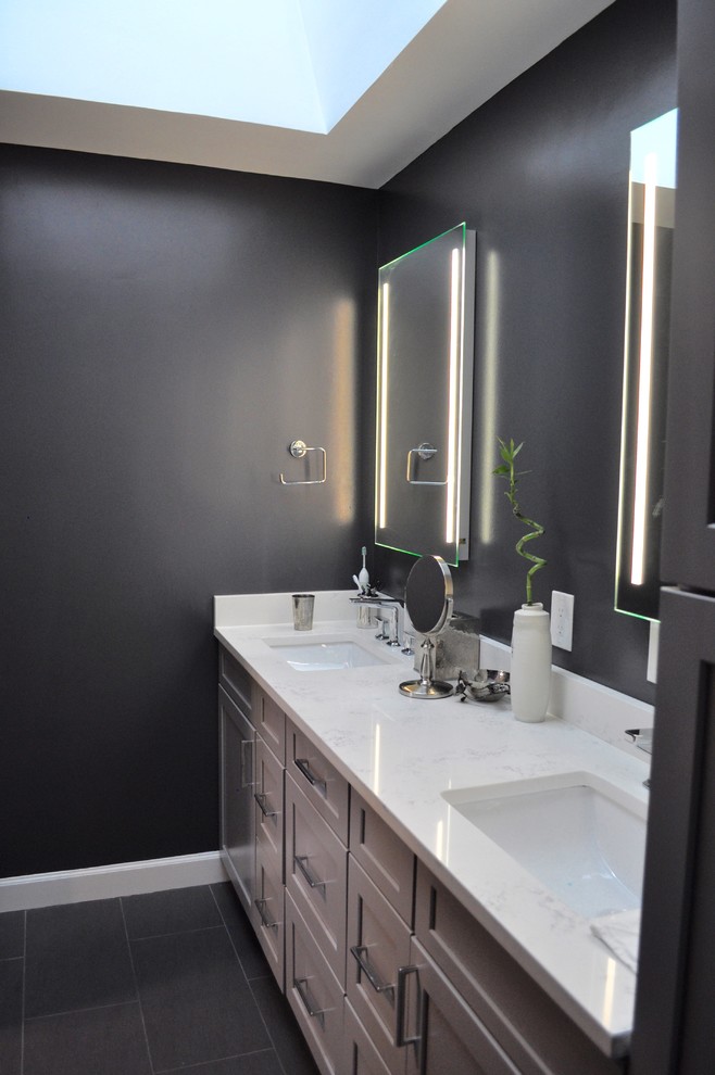 Источник вдохновения для домашнего уюта: главная ванная комната среднего размера в стиле модернизм с фасадами в стиле шейкер, серыми фасадами, отдельно стоящей ванной, душем в нише, белой плиткой, керамической плиткой, черными стенами, полом из керамогранита, врезной раковиной, столешницей из кварцита, черным полом и душем с распашными дверями