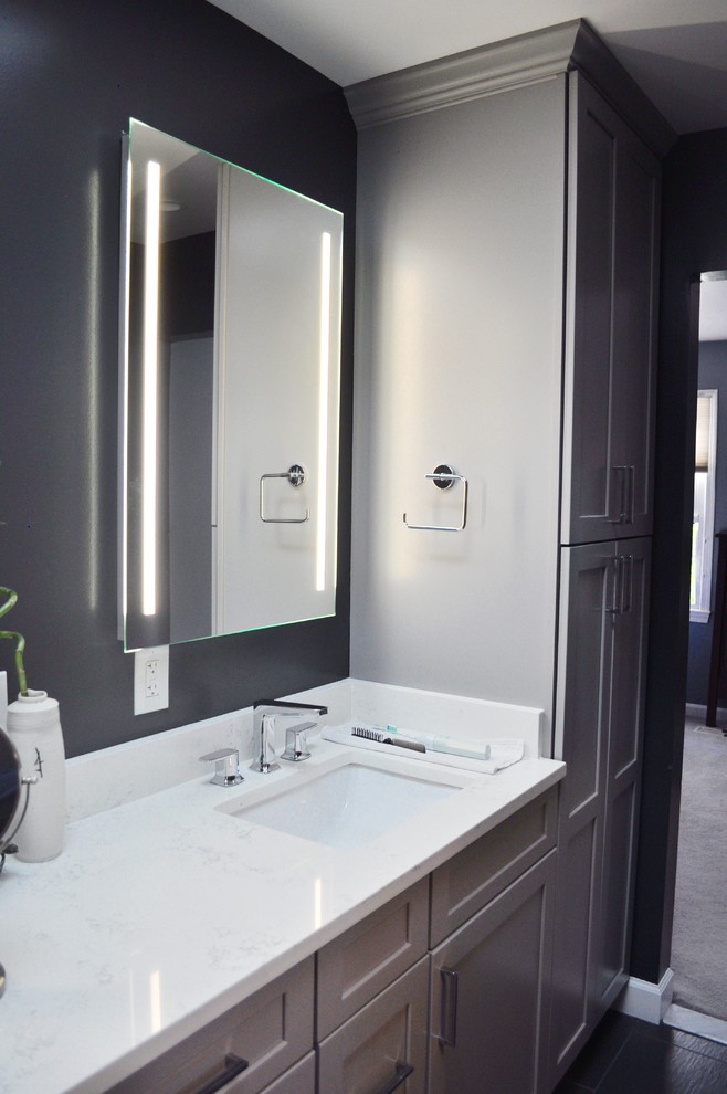 Свежая идея для дизайна: главная ванная комната среднего размера в стиле модернизм с фасадами в стиле шейкер, серыми фасадами, отдельно стоящей ванной, душем в нише, белой плиткой, керамической плиткой, черными стенами, полом из керамогранита, врезной раковиной, столешницей из кварцита, черным полом и душем с распашными дверями - отличное фото интерьера