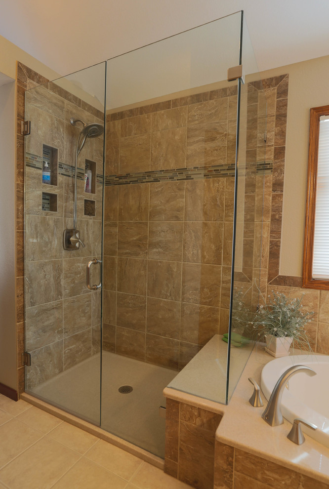 Uriges Badezimmer mit Einbaubadewanne, Glasfliesen, beiger Wandfarbe, dunklem Holzboden und Duschnische in Denver