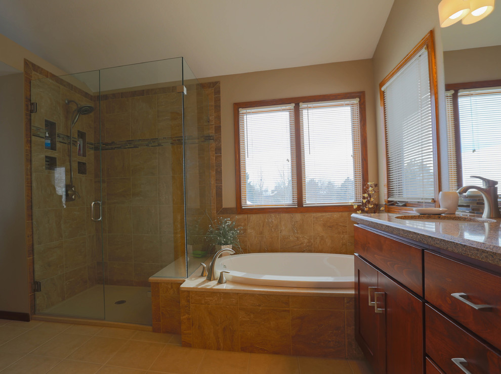 На фото: баня и сауна в стиле кантри с фасадами островного типа, накладной ванной, стеклянной плиткой, бежевыми стенами и темным паркетным полом с