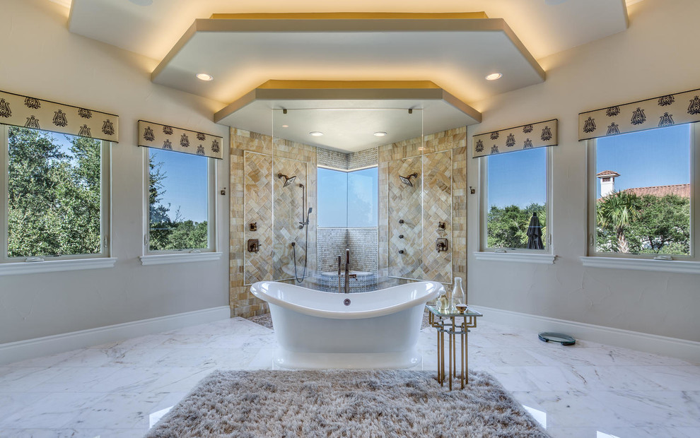 Ejemplo de cuarto de baño principal clásico renovado con bañera exenta, ducha esquinera, paredes beige y ducha abierta