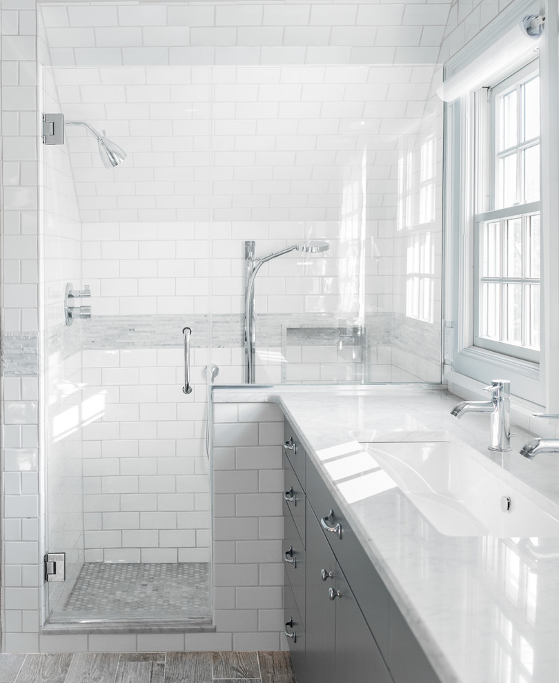 Foto de cuarto de baño clásico con lavabo bajoencimera, armarios con paneles lisos, puertas de armario grises, ducha empotrada, baldosas y/o azulejos blancos y baldosas y/o azulejos de cemento
