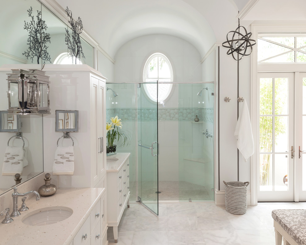 Cette photo montre une salle de bain tendance avec une douche double.