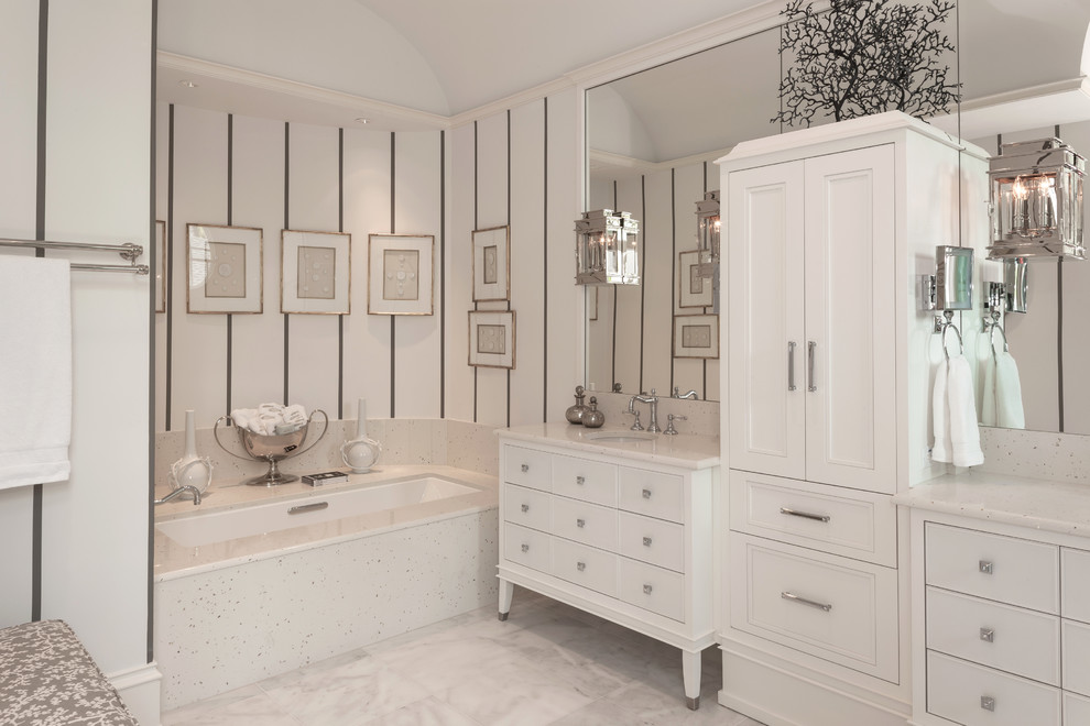 Immagine di una stanza da bagno design con ante bianche