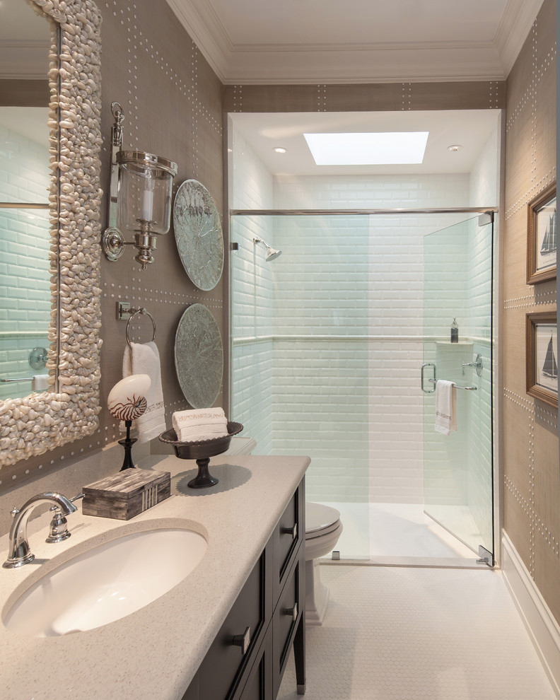 Стильный дизайн: ванная комната в современном стиле с душем в нише - последний тренд
