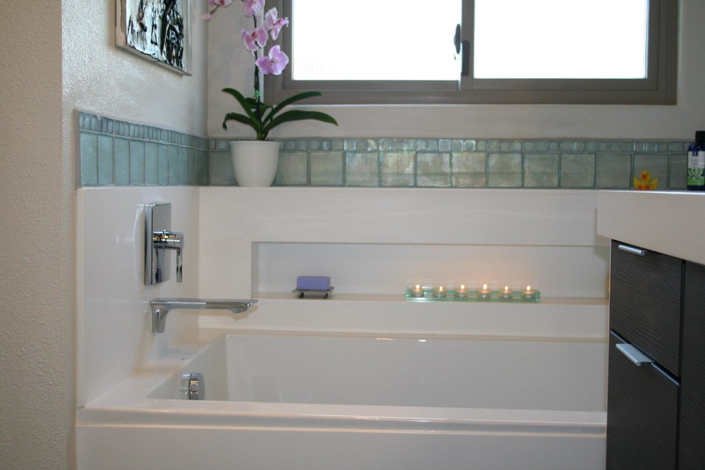 Master Bathtub with recessed soap & accessory areawal Contemporary