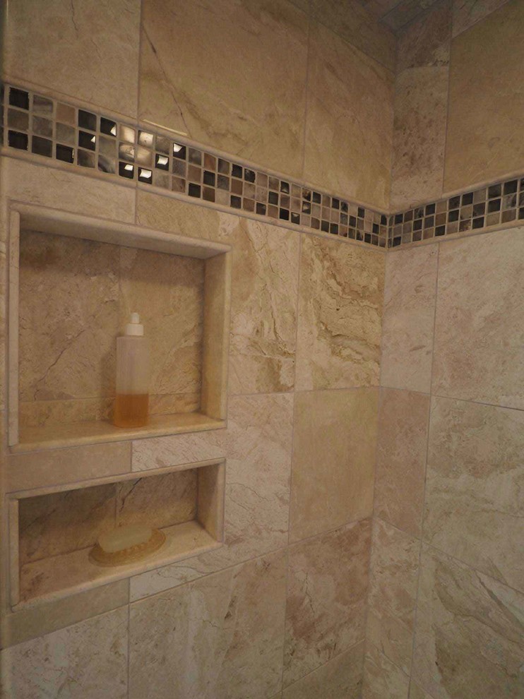 Foto på ett stort vintage en-suite badrum, med möbel-liknande, skåp i mörkt trä, ett badkar i en alkov, beige kakel, stenkakel, beige väggar, marmorgolv, ett undermonterad handfat och granitbänkskiva