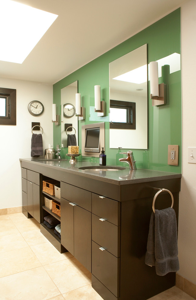 Inspiration pour une salle de bain principale vintage avec un placard à porte plane, des portes de placard marrons, un mur vert, un lavabo encastré, un plan de toilette en quartz modifié et un sol beige.