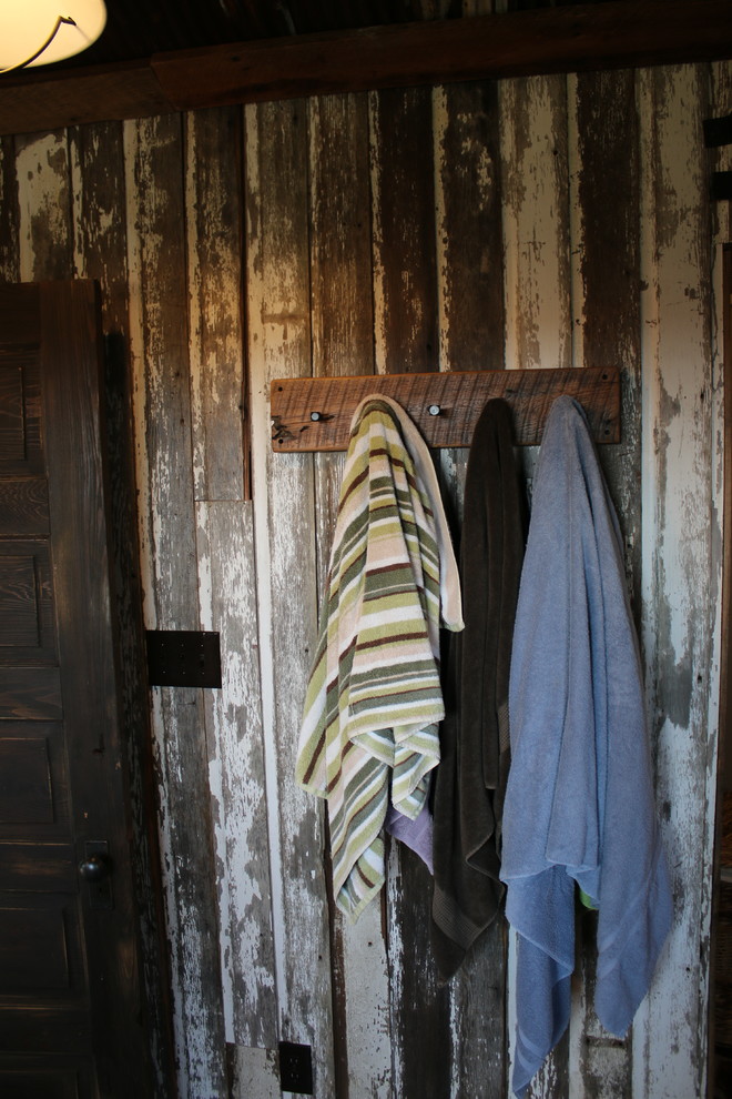 Inredning av ett rustikt stort en-suite badrum, med öppna hyllor, skåp i mellenmörkt trä, granitbänkskiva, en hörndusch, brun kakel och stenkakel