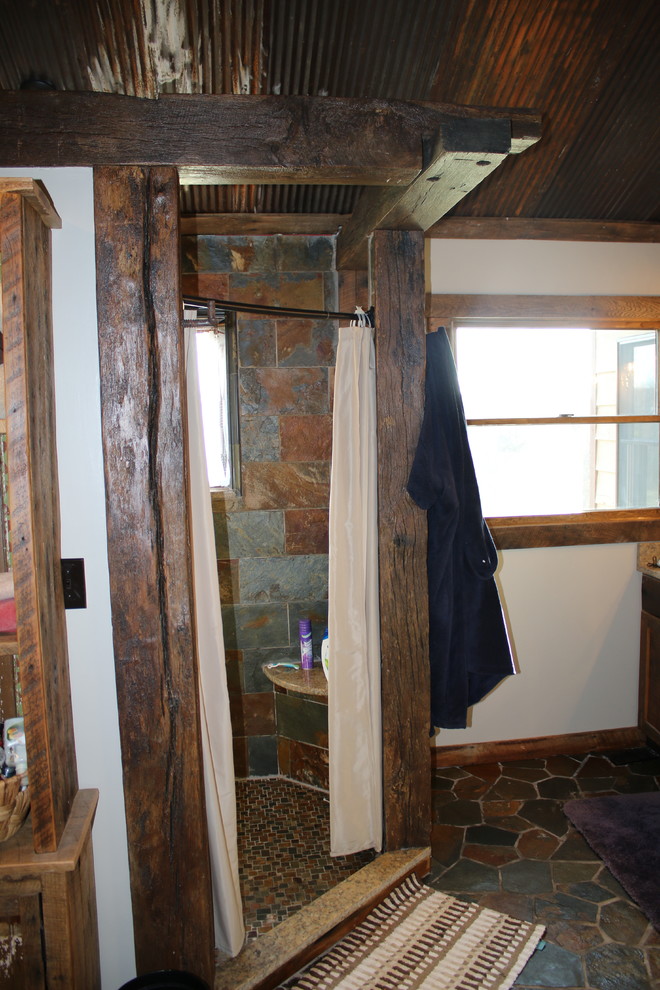 Inspiration för ett stort rustikt en-suite badrum, med öppna hyllor, skåp i mellenmörkt trä, granitbänkskiva, en hörndusch, en toalettstol med hel cisternkåpa, brun kakel, stenkakel och mosaikgolv