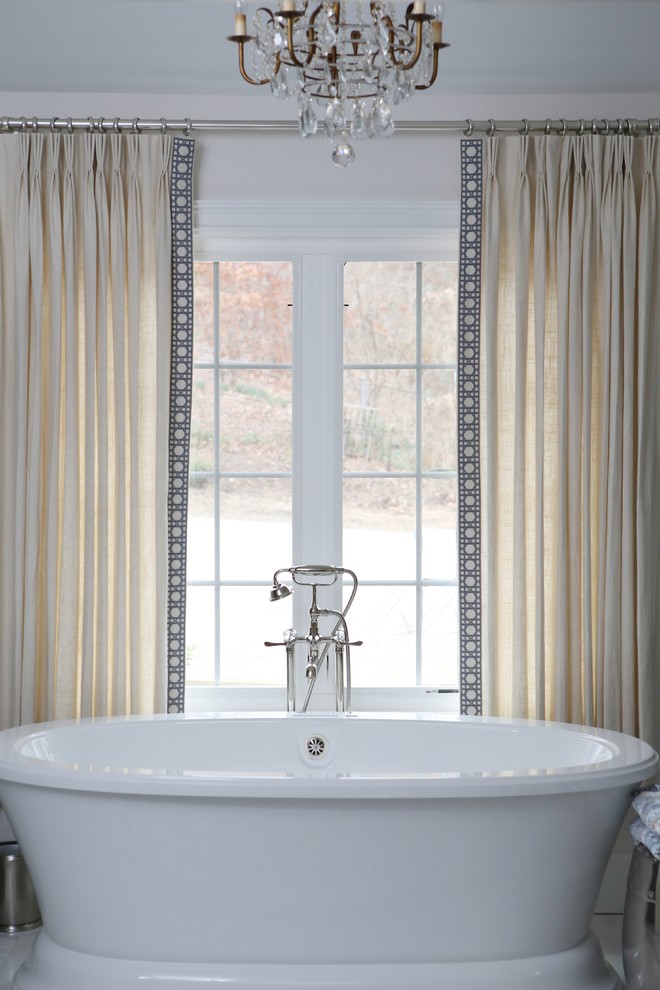 Idéer för att renovera ett stort vintage vit vitt en-suite badrum, med skåp i shakerstil, grå skåp, ett fristående badkar, en dubbeldusch, en toalettstol med hel cisternkåpa, grå kakel, marmorkakel, grå väggar, marmorgolv, ett undermonterad handfat, marmorbänkskiva, vitt golv och dusch med gångjärnsdörr