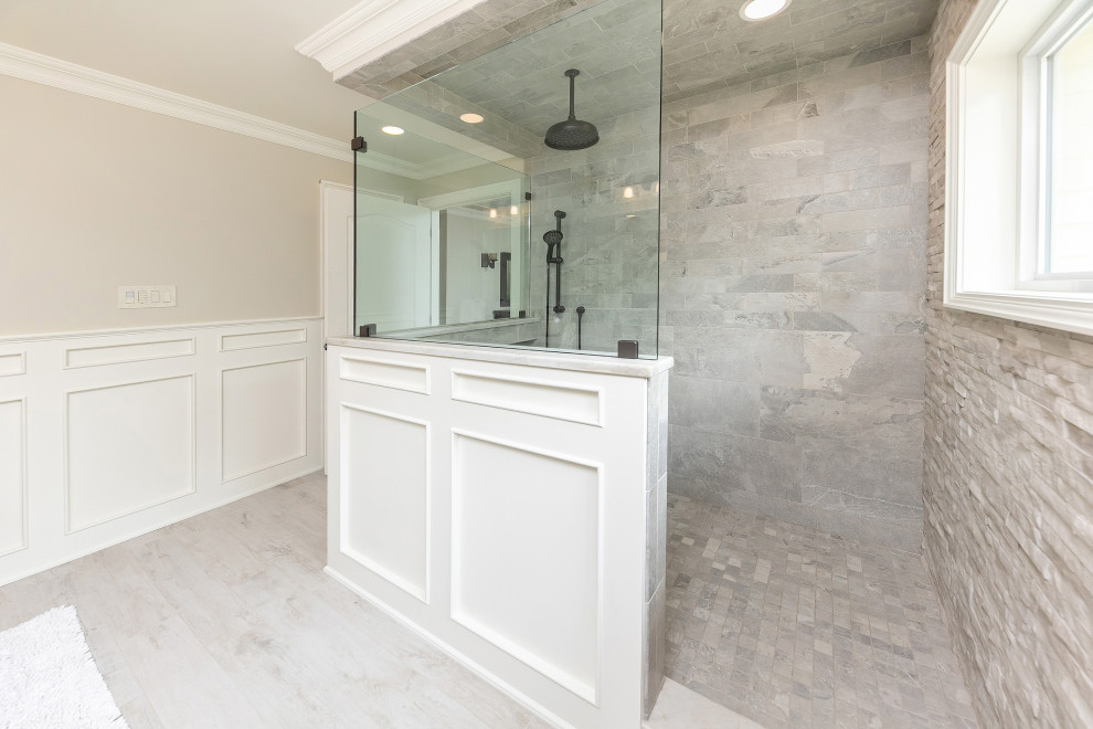 Ejemplo de cuarto de baño principal tradicional renovado con armarios tipo mueble, puertas de armario grises, ducha abierta, baldosas y/o azulejos de piedra, lavabo bajoencimera y ducha abierta