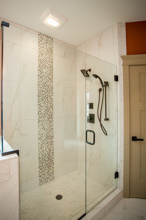 Foto på ett mellanstort vintage en-suite badrum, med luckor med lamellpanel, skåp i mörkt trä, ett platsbyggt badkar, en dusch i en alkov, stenkakel, orange väggar, marmorgolv, ett undermonterad handfat och granitbänkskiva