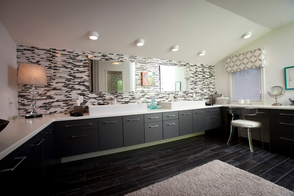 Idéer för ett stort modernt en-suite badrum, med släta luckor, svarta skåp, grå kakel, stickkakel, vita väggar, ett fristående handfat, bänkskiva i kvarts och svart golv