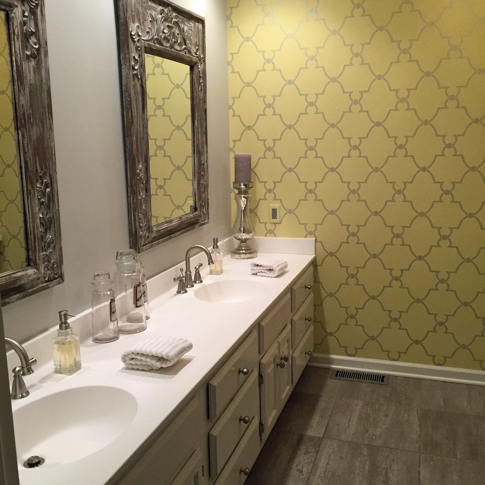 Modelo de cuarto de baño principal clásico renovado con puertas de armario grises, baldosas y/o azulejos grises, baldosas y/o azulejos de cerámica y encimera de acrílico