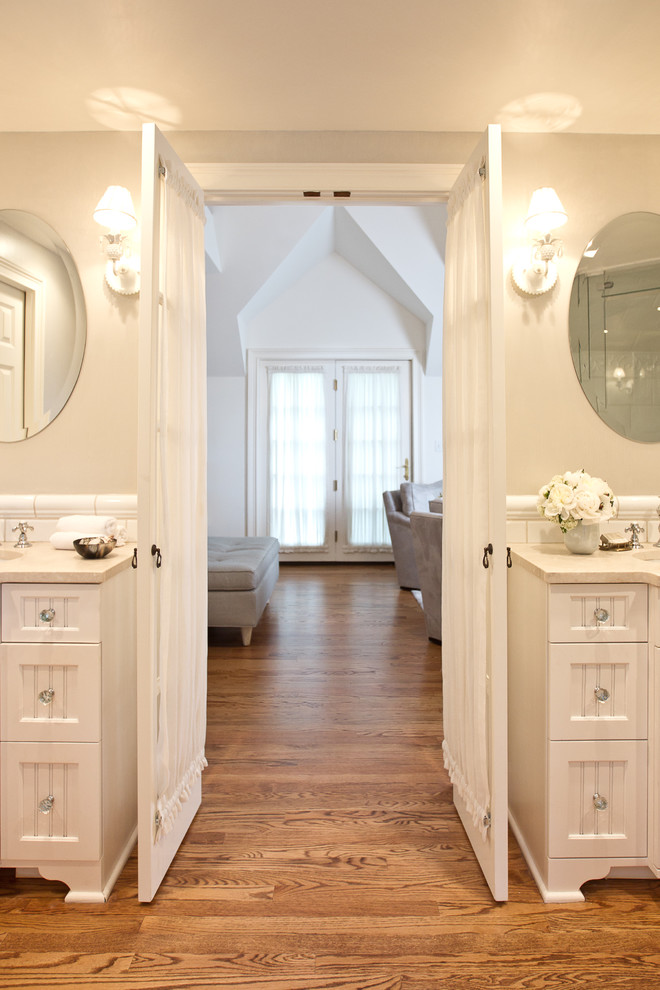 Ejemplo de cuarto de baño tradicional con puertas de armario blancas