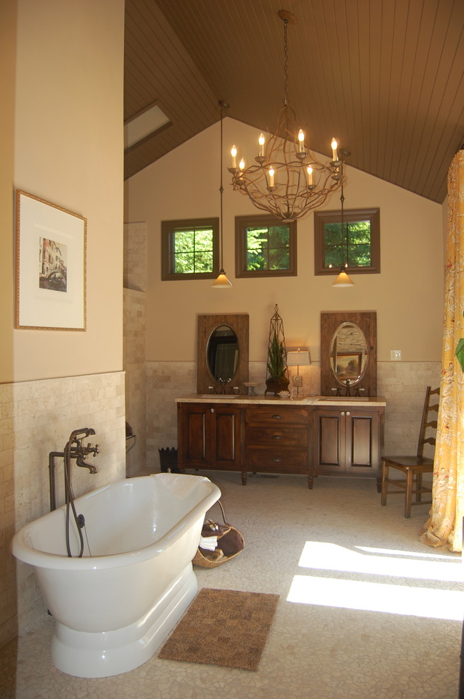 Inspiration för ett vintage badrum, med ett fristående badkar