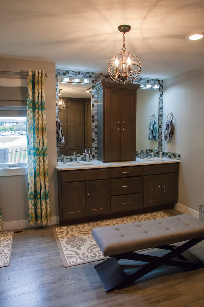 На фото: главная ванная комната в стиле модернизм с врезной раковиной, плоскими фасадами, серыми фасадами, открытым душем, серыми стенами и полом из винила