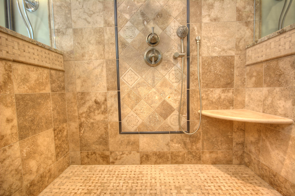 Modelo de cuarto de baño principal, clásico, grande, con armarios con paneles empotrados, puertas de armario de madera oscura, baldosas y/o azulejos beige, baldosas y/o azulejos verdes, baldosas y/o azulejos de porcelana, paredes verdes, suelo de travertino y encimera de granito
