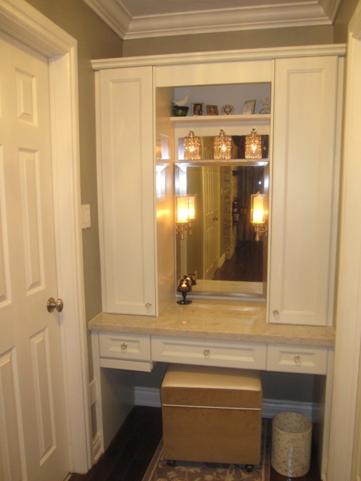 Esempio di una piccola stanza da bagno padronale chic con ante con riquadro incassato, ante beige, top in granito, pareti grigie e pavimento in legno massello medio