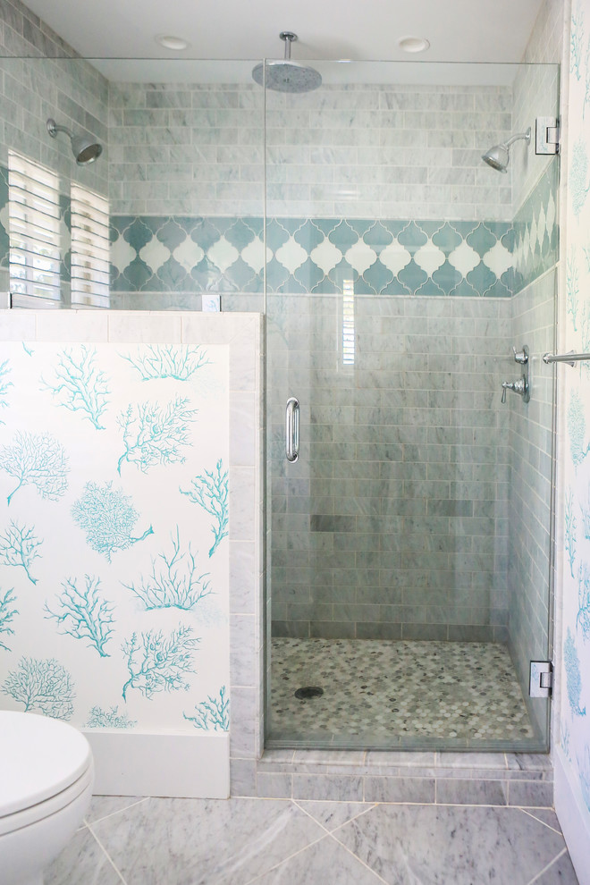 Exempel på ett stort klassiskt en-suite badrum, med marmorgolv, grått golv, en dubbeldusch, grå kakel, tunnelbanekakel och dusch med gångjärnsdörr