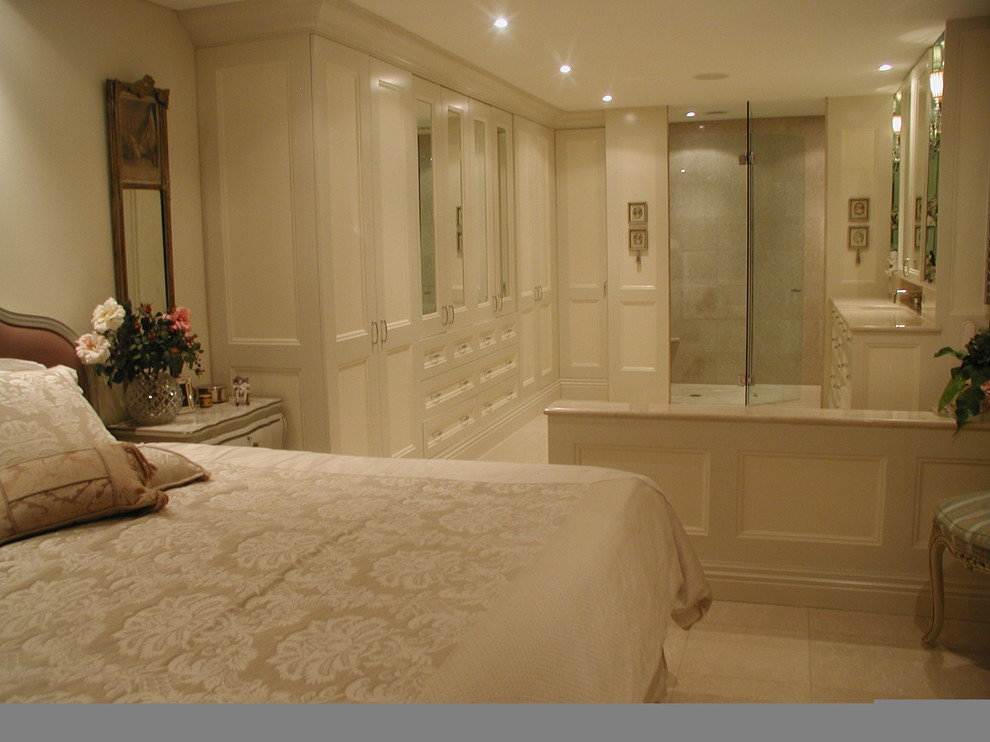 Ispirazione per una stanza da bagno classica di medie dimensioni con lavabo sottopiano, ante a filo, ante beige, top in marmo, vasca da incasso, doccia alcova, WC monopezzo, piastrelle beige, piastrelle in pietra, pareti beige e pavimento in marmo
