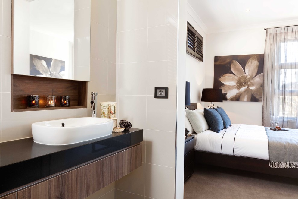 Идея дизайна: ванная комната в стиле модернизм с настольной раковиной, плоскими фасадами и темными деревянными фасадами