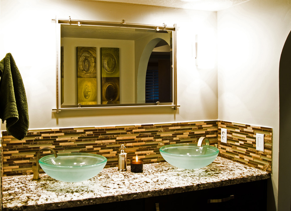 Réalisation d'une salle de bain design en bois foncé de taille moyenne avec une vasque, un placard à porte plane, un plan de toilette en granite, une baignoire en alcôve, un carrelage multicolore et un sol en carrelage de porcelaine.