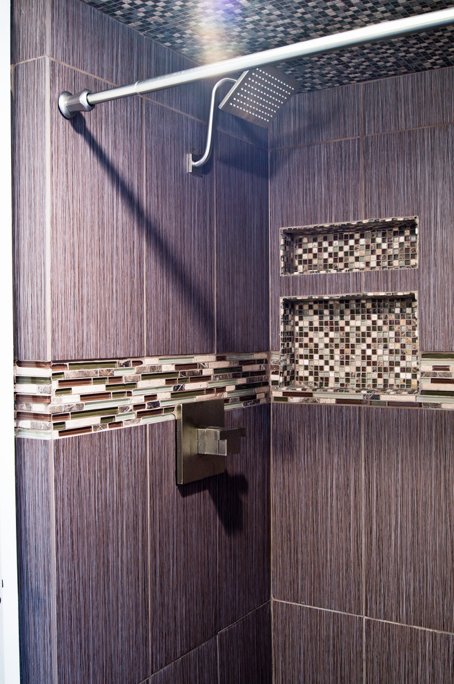 Foto de cuarto de baño moderno pequeño con ducha empotrada, baldosas y/o azulejos marrones, baldosas y/o azulejos de porcelana y suelo de baldosas de porcelana