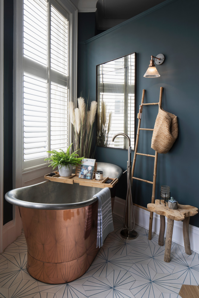 На фото: маленькая главная ванная комната в скандинавском стиле с отдельно стоящей ванной, синей плиткой, синими стенами, полом из цементной плитки, белым полом и кессонным потолком для на участке и в саду с