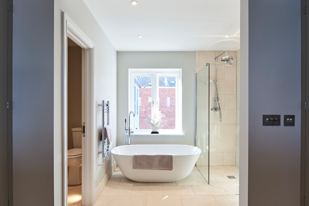 Пример оригинального дизайна: главная ванная комната в стиле неоклассика (современная классика) с отдельно стоящей ванной, душем без бортиков, раздельным унитазом, бежевой плиткой, серыми стенами, бежевым полом, открытым душем и серой столешницей