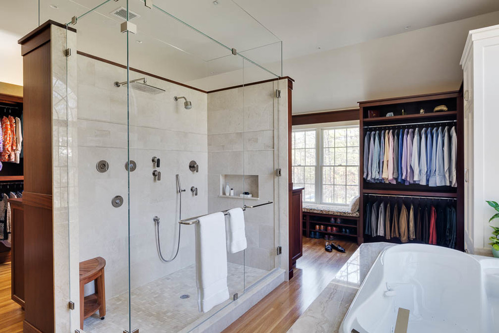 Exemple d'une grande douche en alcôve tendance avec un bain bouillonnant, un sol en bois brun, un placard à porte plane, un carrelage beige, un carrelage blanc, un mur beige et une cabine de douche à porte battante.