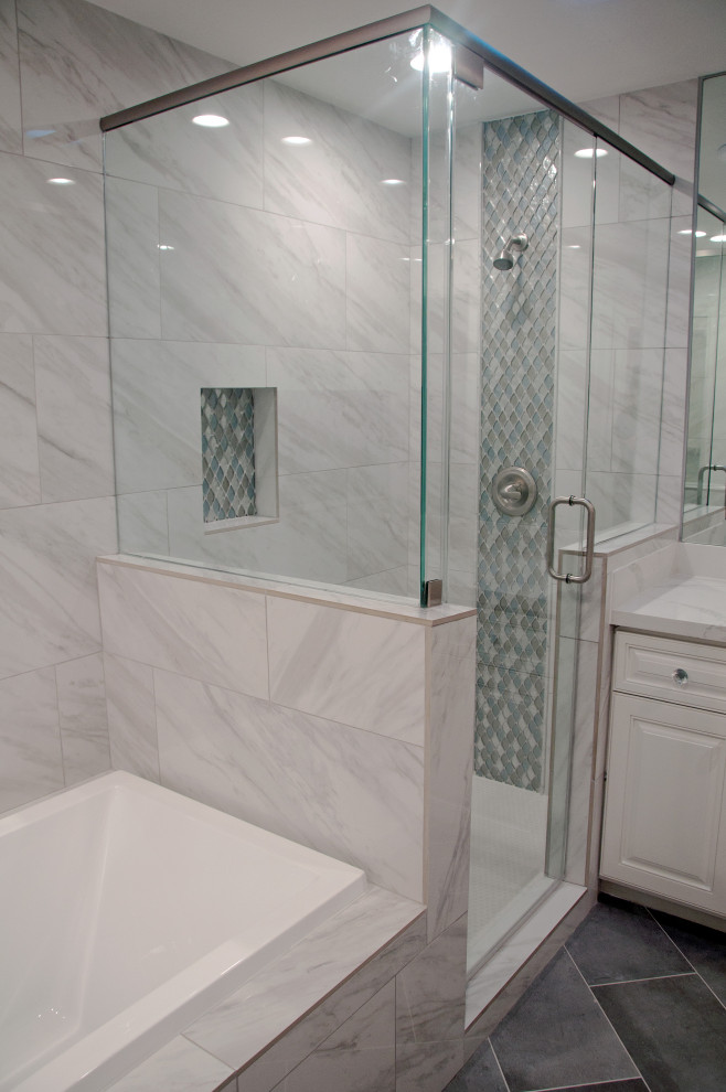 Inspiration för stora klassiska vitt en-suite badrum, med luckor med upphöjd panel, vita skåp, ett platsbyggt badkar, en hörndusch, vit kakel, keramikplattor, vita väggar, klinkergolv i keramik, ett undermonterad handfat, bänkskiva i kvarts, grått golv och dusch med gångjärnsdörr