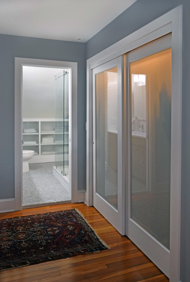 На фото: главная ванная комната среднего размера в современном стиле с плоскими фасадами, серыми фасадами, угловым душем, унитазом-моноблоком, белой плиткой, плиткой кабанчик, синими стенами, мраморным полом, раковиной с несколькими смесителями, столешницей из искусственного кварца, серым полом и душем с раздвижными дверями с
