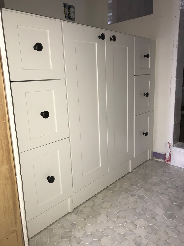 Foto de cuarto de baño principal tradicional de tamaño medio con armarios estilo shaker, puertas de armario blancas, suelo de baldosas de porcelana y suelo gris