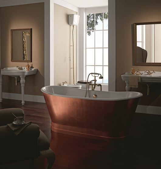 Diseño de cuarto de baño tradicional con lavabo tipo consola y bañera exenta