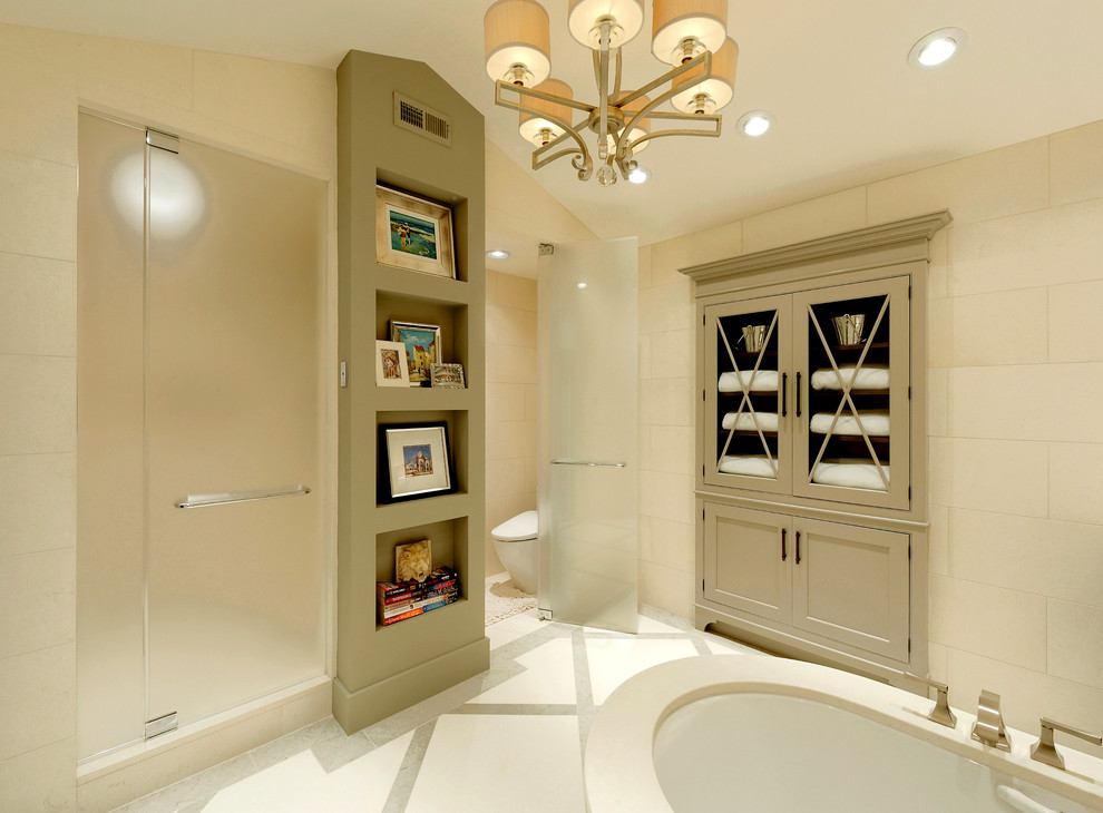 Пример оригинального дизайна: большая главная ванная комната в стиле неоклассика (современная классика) с плоскими фасадами, темными деревянными фасадами, бежевой плиткой, каменной плиткой, бежевыми стенами, врезной раковиной, полновстраиваемой ванной, душем в нише, унитазом-моноблоком, полом из известняка и столешницей из известняка
