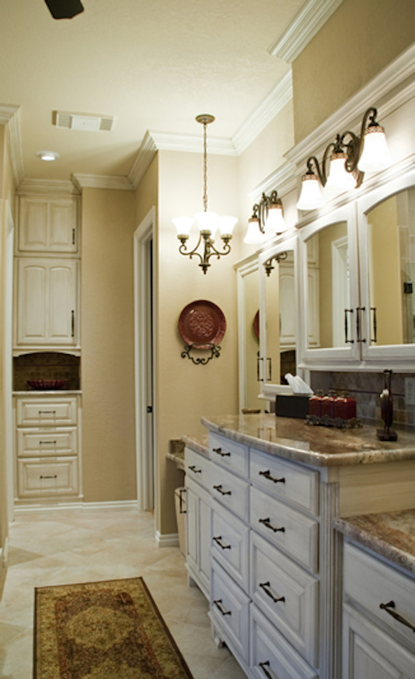Bild på ett mellanstort vintage en-suite badrum, med skåp i shakerstil, vita skåp, ett platsbyggt badkar, en hörndusch, beige kakel, brun kakel, grå kakel, keramikplattor, beige väggar, marmorgolv, ett undermonterad handfat och marmorbänkskiva