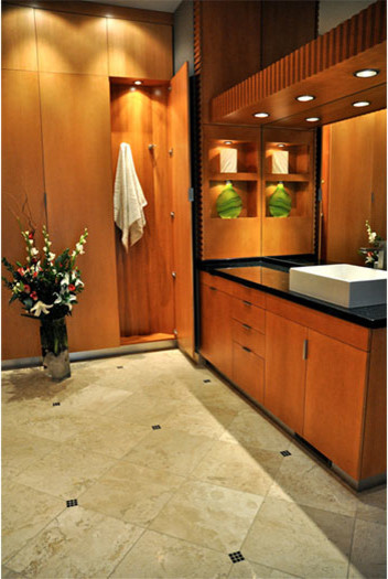 Ejemplo de cuarto de baño principal contemporáneo grande con armarios con paneles lisos, puertas de armario de madera clara, paredes grises, suelo de baldosas de porcelana, lavabo sobreencimera, encimera de granito y suelo beige