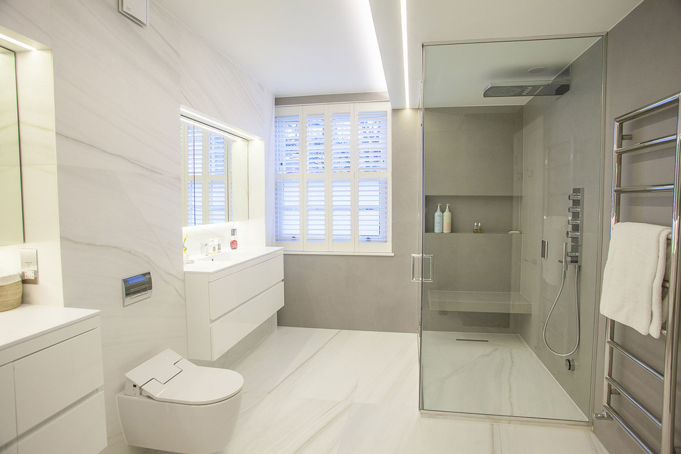 Inspiration för ett stort funkis en-suite badrum, med släta luckor, vita skåp, en öppen dusch, en toalettstol med hel cisternkåpa, vit kakel, marmorkakel, vita väggar, marmorgolv, ett konsol handfat och bänkskiva i kvarts