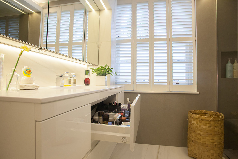 Exempel på ett stort modernt en-suite badrum, med släta luckor, vita skåp, en öppen dusch, en toalettstol med hel cisternkåpa, vit kakel, marmorkakel, vita väggar, marmorgolv, ett konsol handfat och bänkskiva i kvarts