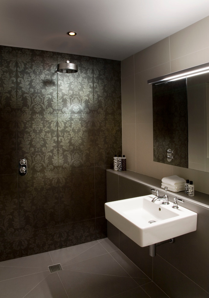 Immagine di una piccola stanza da bagno padronale boho chic con lavabo sospeso, doccia aperta e pavimento in gres porcellanato