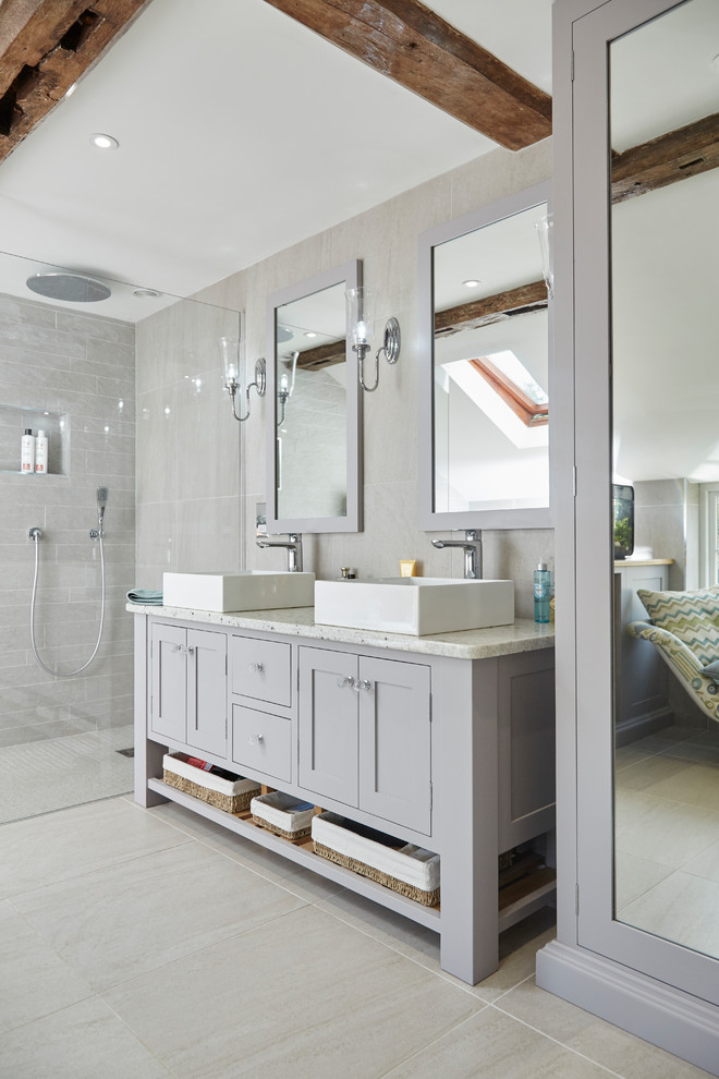 Inspiration för lantliga beige badrum, med skåp i shakerstil, grå skåp, en hörndusch, grå kakel, ett fristående handfat, granitbänkskiva och beiget golv