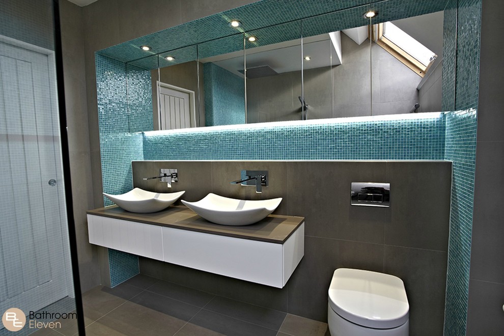 Свежая идея для дизайна: маленькая главная ванная комната в современном стиле с открытым душем, инсталляцией, синей плиткой, серыми стенами, бетонным полом, подвесной раковиной, коричневыми фасадами, плиткой мозаикой, столешницей из искусственного камня, серым полом, открытым душем и серой столешницей для на участке и в саду - отличное фото интерьера